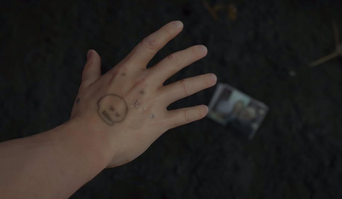 Tetovanie z Death Stranding sa objavilo v seriáli Walking Dead