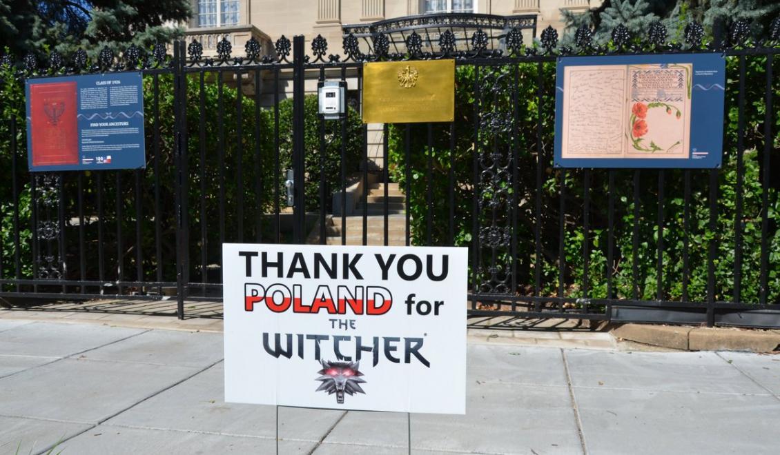 Poľská ambasáda vo Washingtone našla pred budovou...