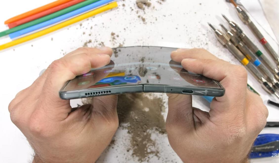 Čo všetko vydrží nový Galaxy Z Fold 3?
