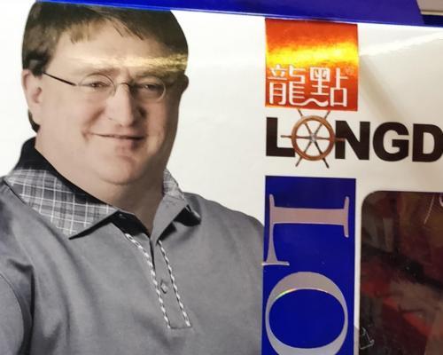 Gabe Newell pracuje v Číne ako model spodného prádla?